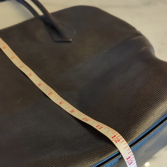 Henri Bendel VINTAGEClassic LG shoulder tote-Black Textured Leather Zip Closure